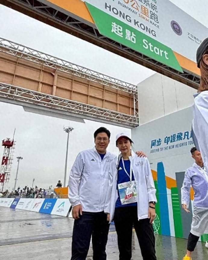 原创郭晶晶和霍启刚一起在雨中跑马拉松，温馨又甜蜜，都变年轻了