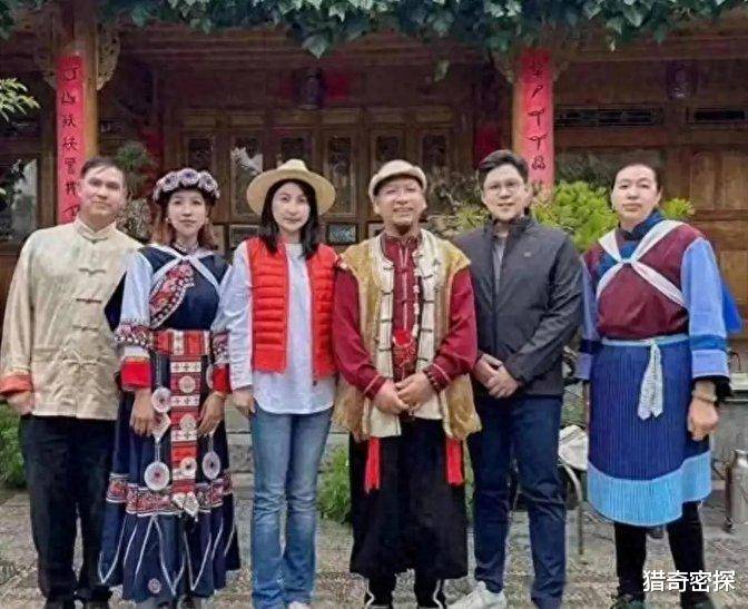 原创近日，一组郭晶晶与家人云南旅游的照片在网络上引发热议