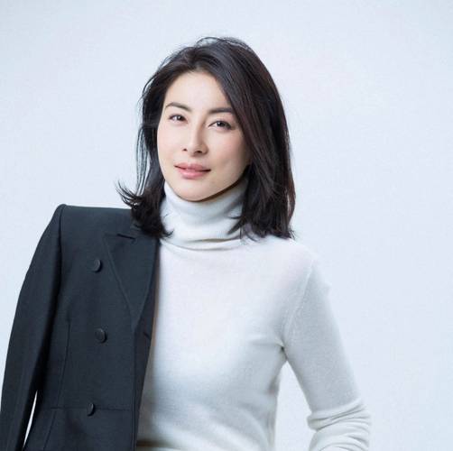 原创郭晶晶与妈妈婆婆云南旅游旧照，一家子其乐融融，与婆婆走得更近