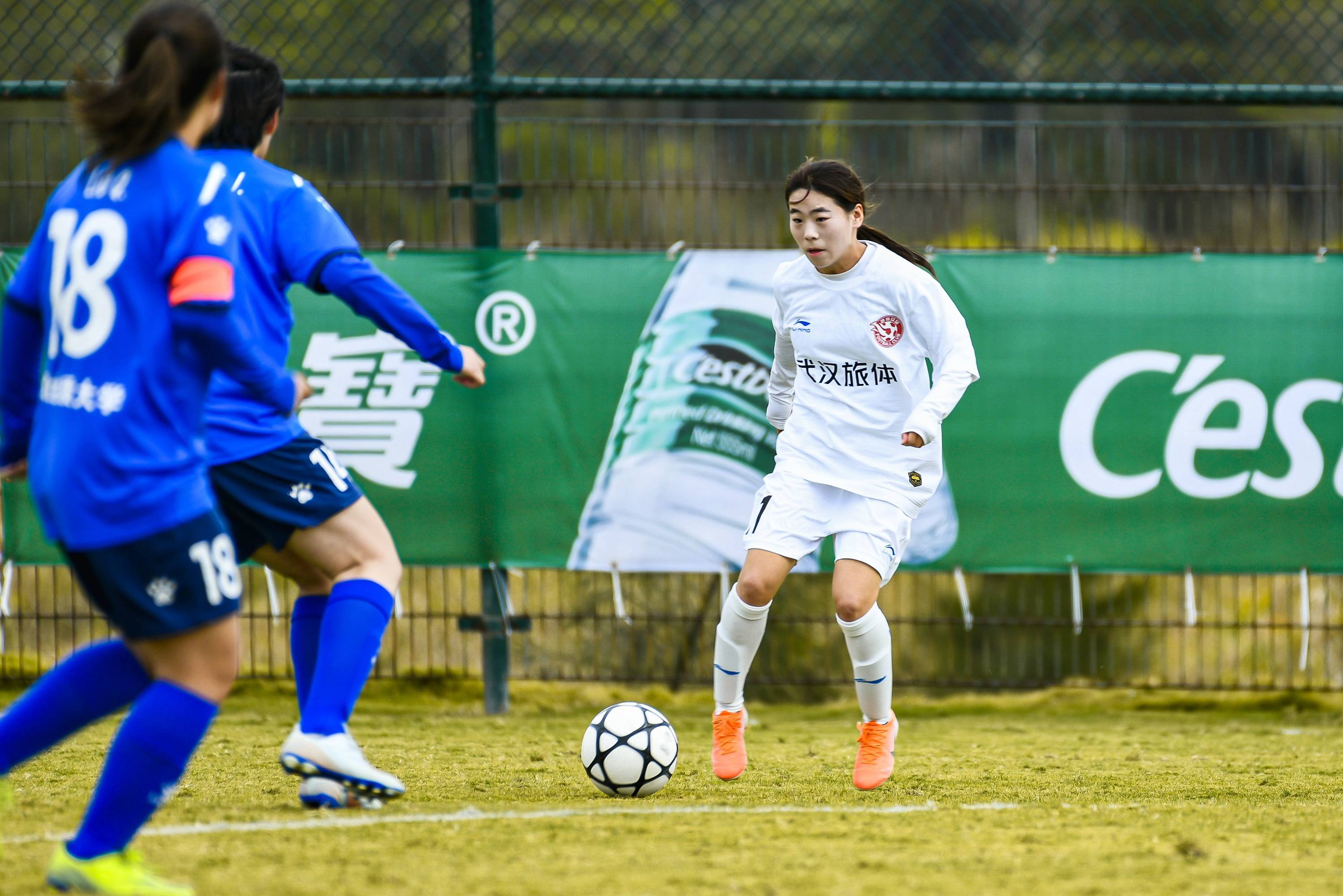 王霜回归，汪倩倩加盟，武汉江大女足勒令集体降薪，不讲人情？