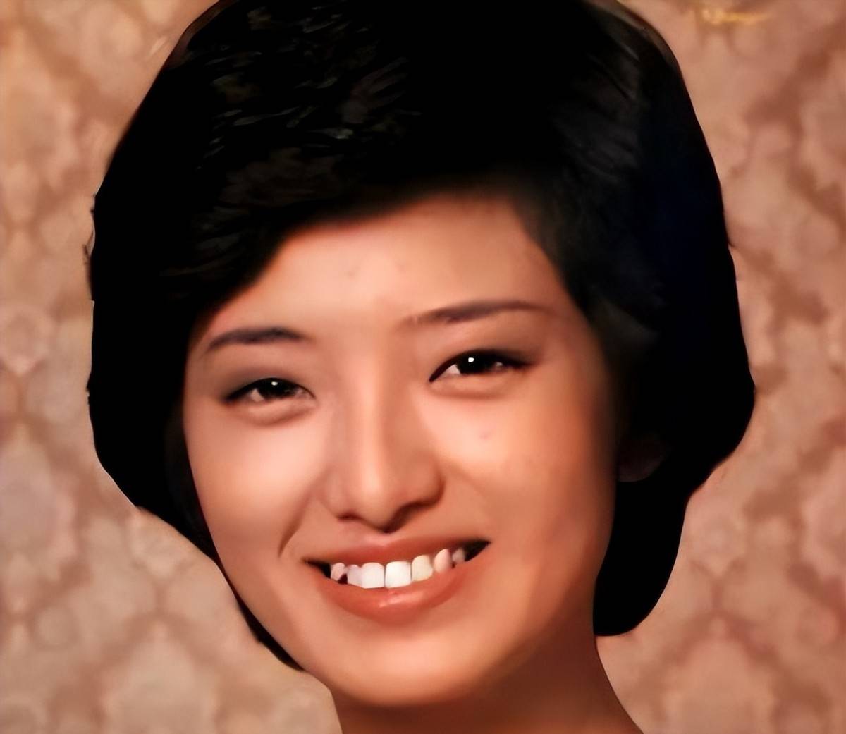 山口百惠近况曝光！65岁的她穿搭低调，身材发福，o型腿太明显