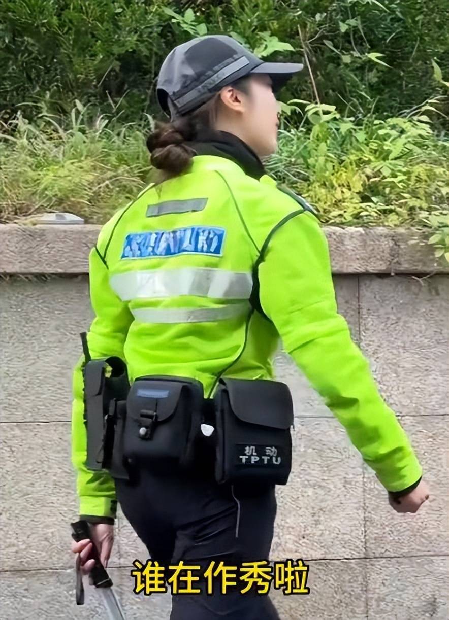 杭州兔子警官回应作秀质疑，真心守护，何须秀字？