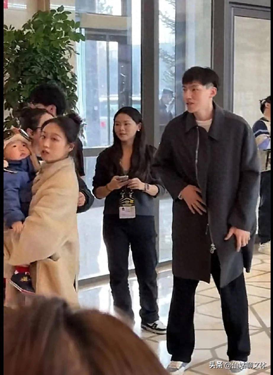 吴前的妻子CBA二消息：吴前带老婆儿子出席全明星 广东队和广州龙狮打热身赛