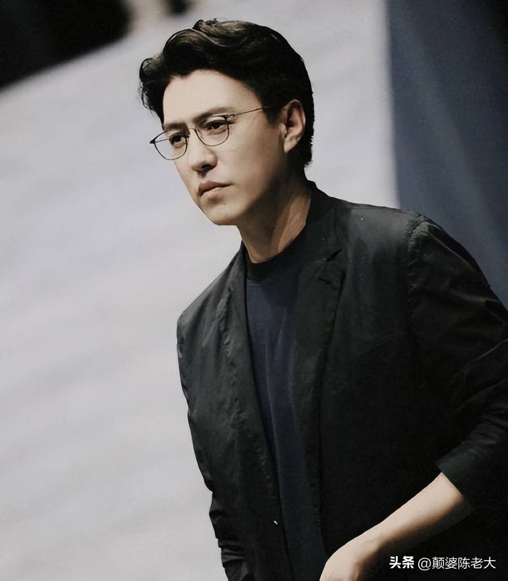 演员靳东身份曝光！登新闻联播坐在主位，身份显赫引网友关注