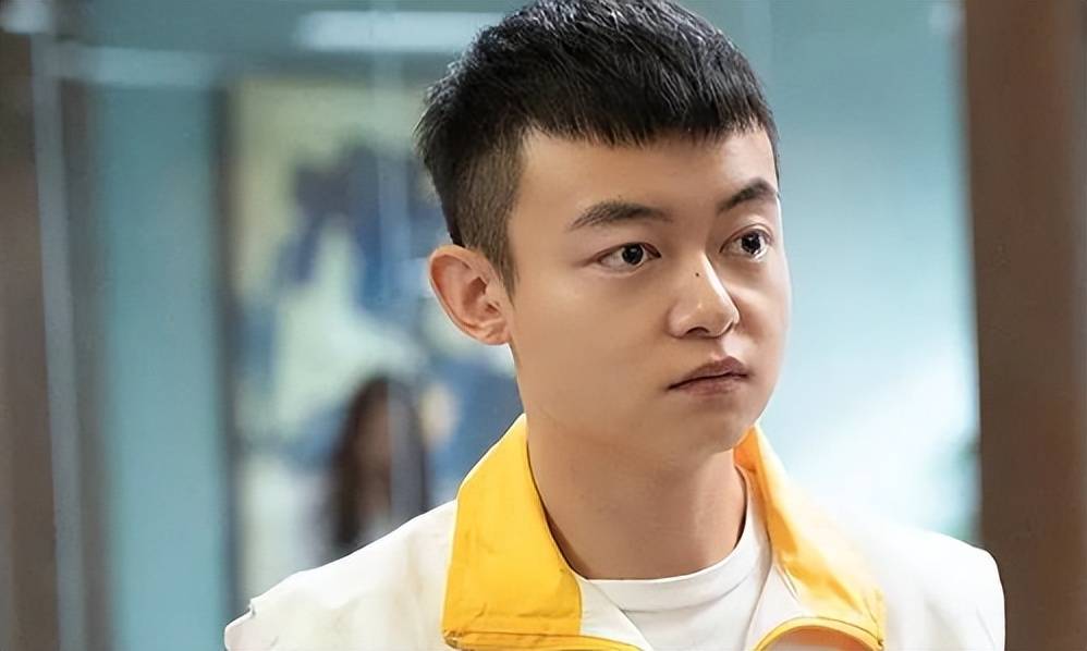 次拒绝万国鹏的追求,但为了节目效果,导演依然让他继续“死缠烂打”。