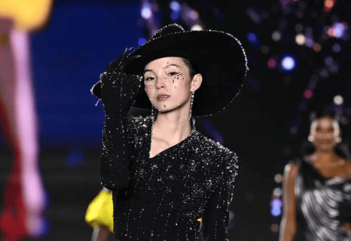 巴黎时装周第三波杨幂Lisa有韵味周冬雨变美