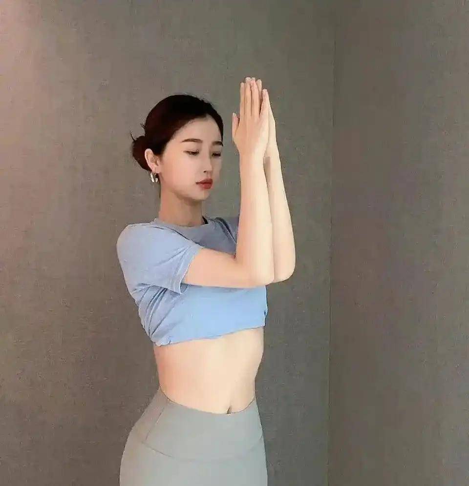 虞书欣穿瑜伽裤圆润柔软迷人健康体态好气色(图3) 虞书欣穿瑜伽裤圆润柔软迷人健康体态好气色(图3)