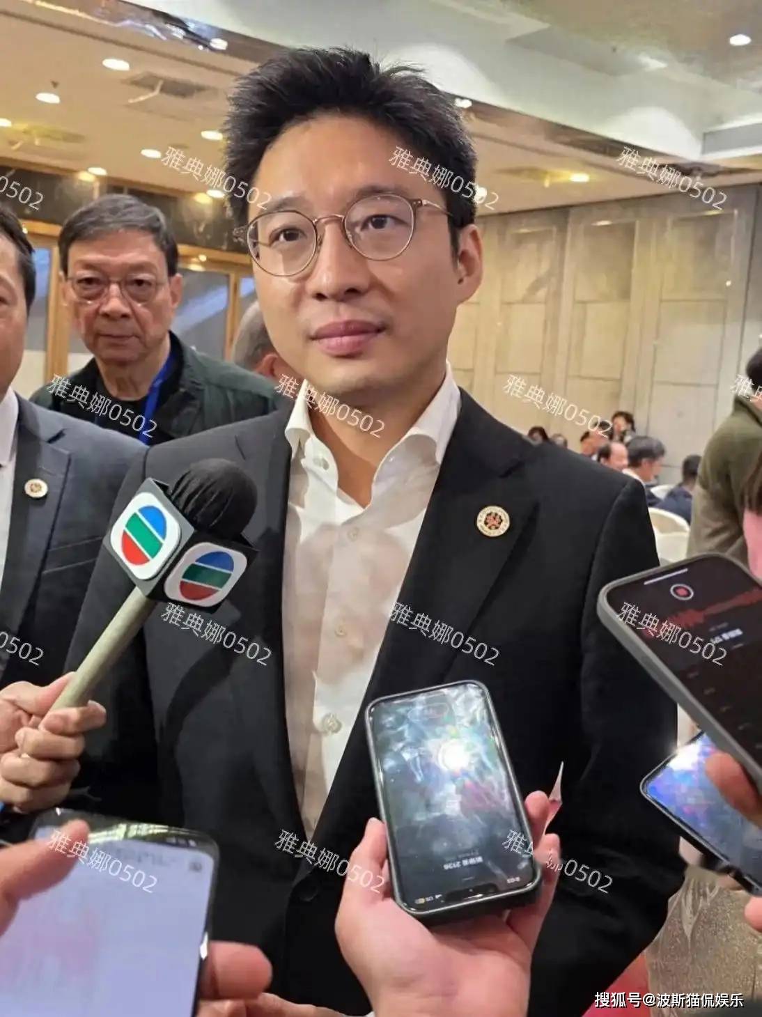 原创郭晶晶的小叔子霍启山真不愧是霍家的颜值担当，长得帅还有能力!