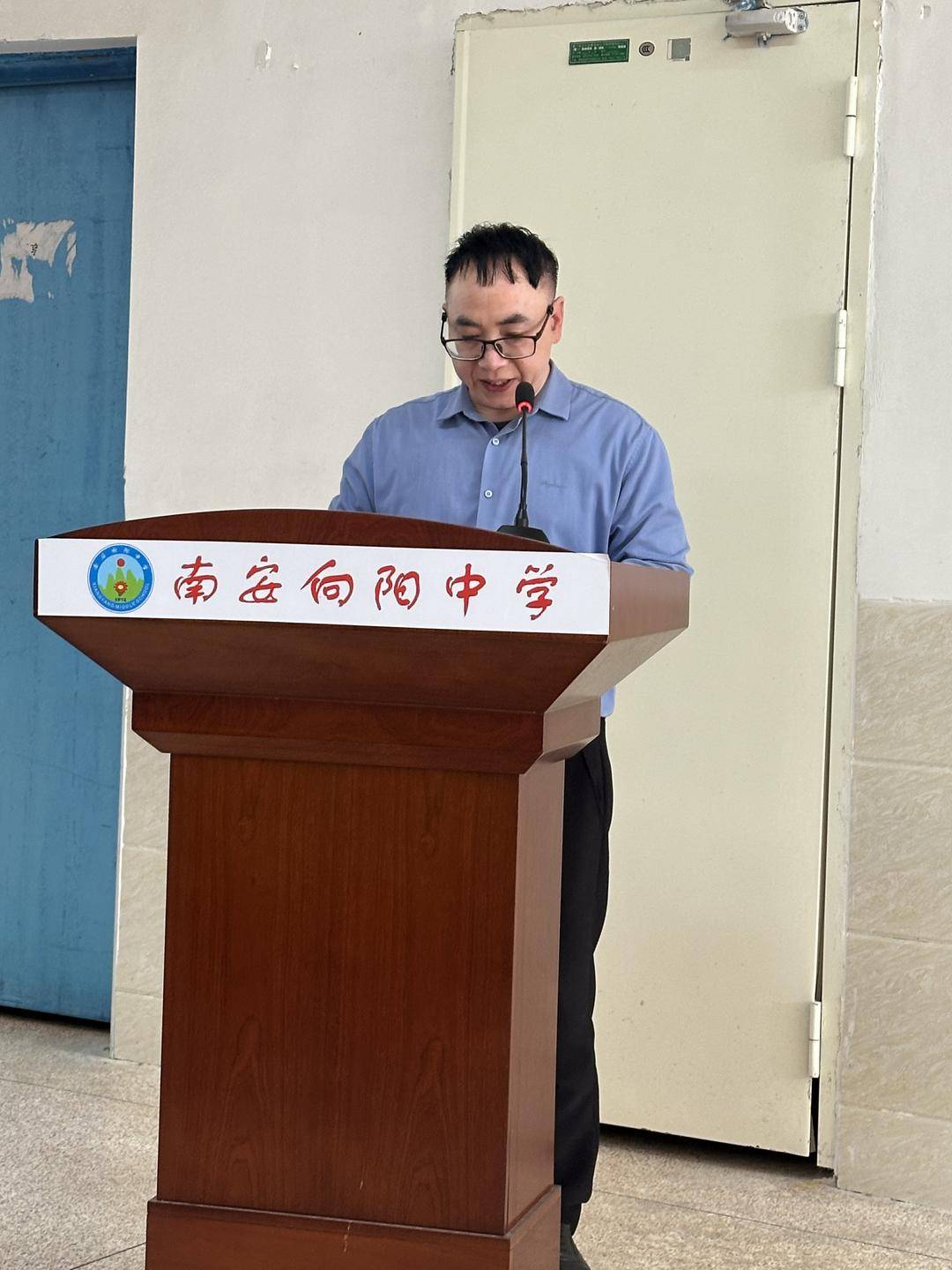 相信在社会各界的共同关爱下，向阳乡的孩子们定能拥有更加光明的未来 。南安向阳中学校长吴煌岛致辞南鹏慈