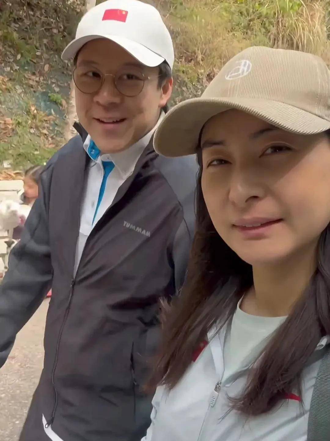 原创郭晶晶霍启刚清明带两女儿爬山，母女素颜颜值高，11岁大儿子未现身