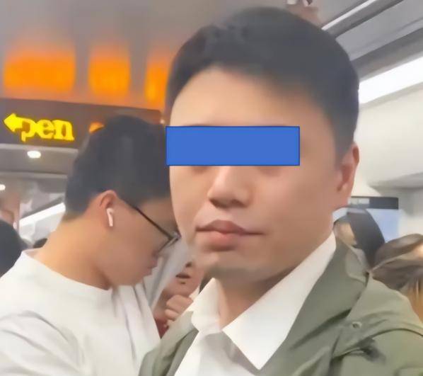 41岁男子地铁猥亵女子后续：疑职业身份被扒，高中同学曝求学经历