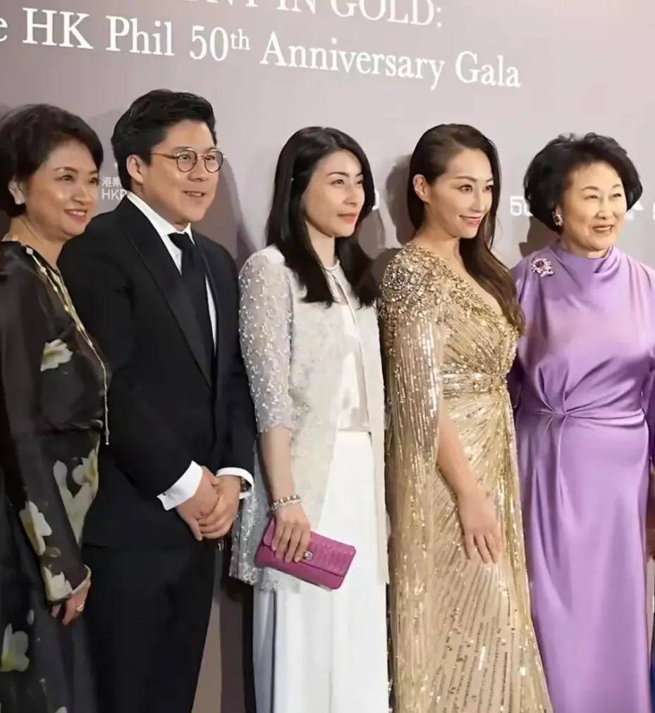 原创郭晶晶参加香港名流晚宴，穿国风礼裙美的温婉大气，稳占C位超霸气