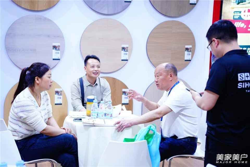 必赢下载赛豪地板亮相第二十四届中国（成都）建筑及装饰材料博览会(图2)