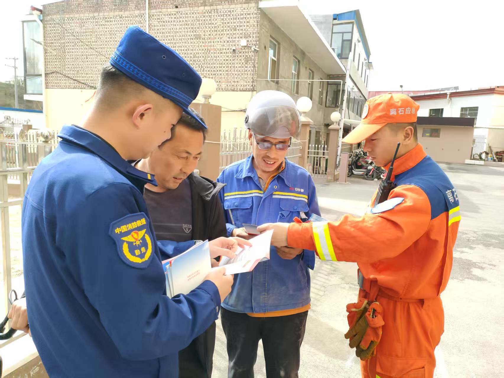 吕梁市离石区王家沟社区开展消防演练筑牢安防线