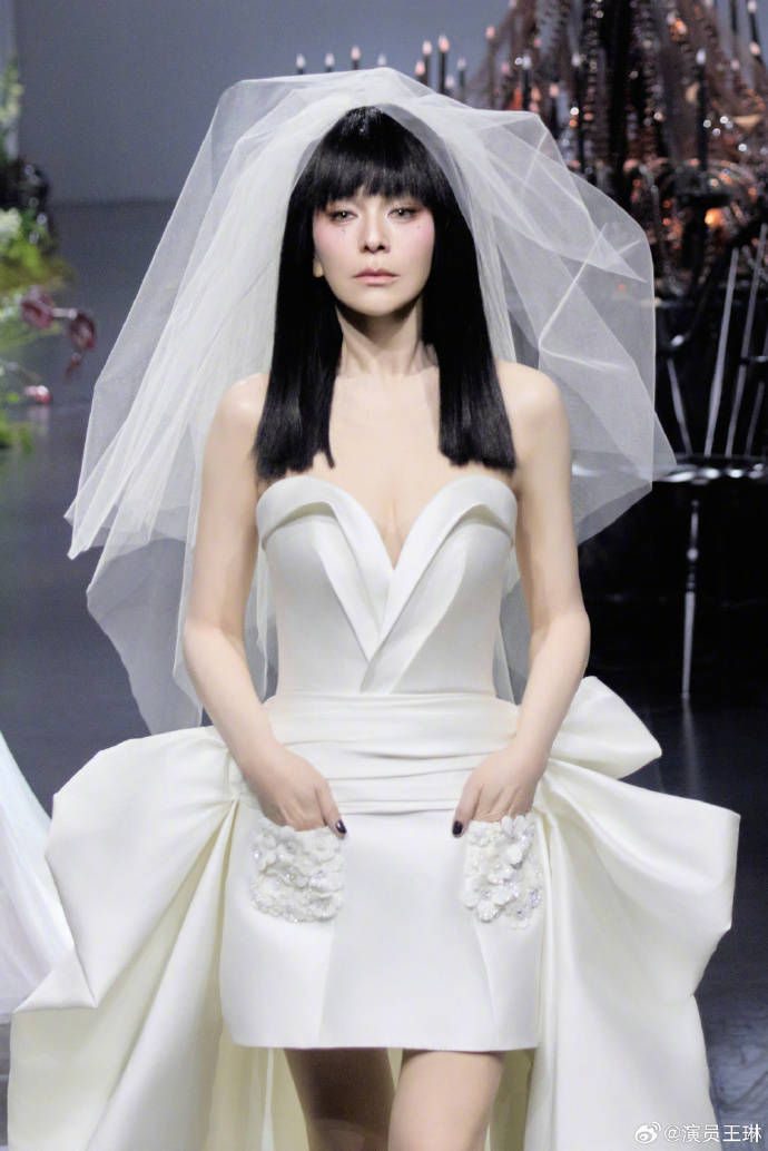 54岁“雪姨”婚纱走秀惊艳全场网友称其逆生长DB电竞入口(图2)