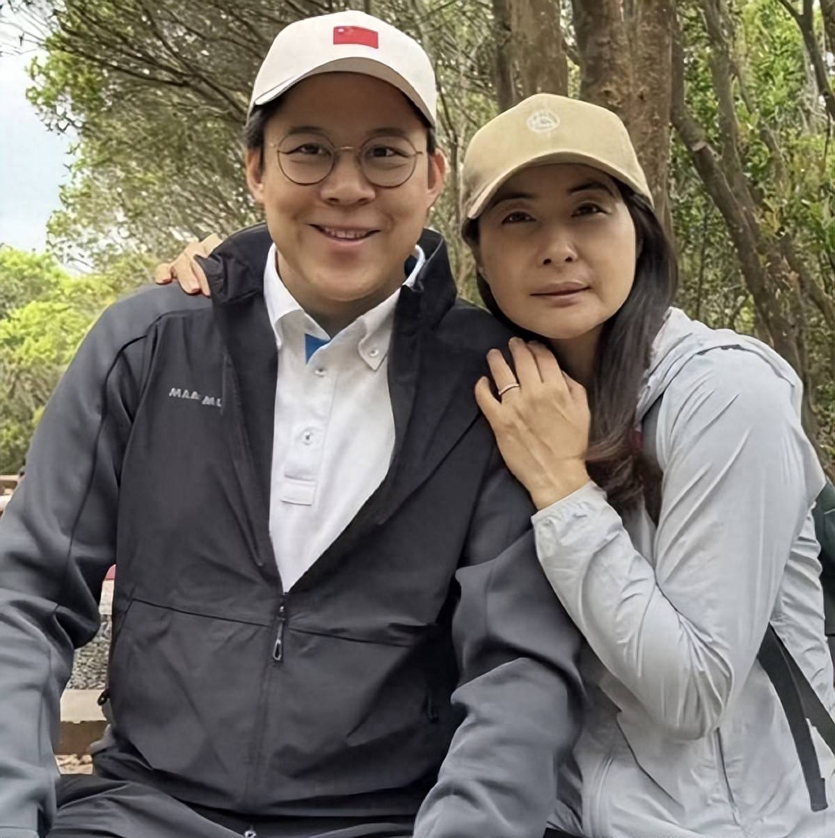 原创郭晶晶和霍启刚在凤临阁为女儿霍中妍庆生，霍震霆搭配时尚好精神