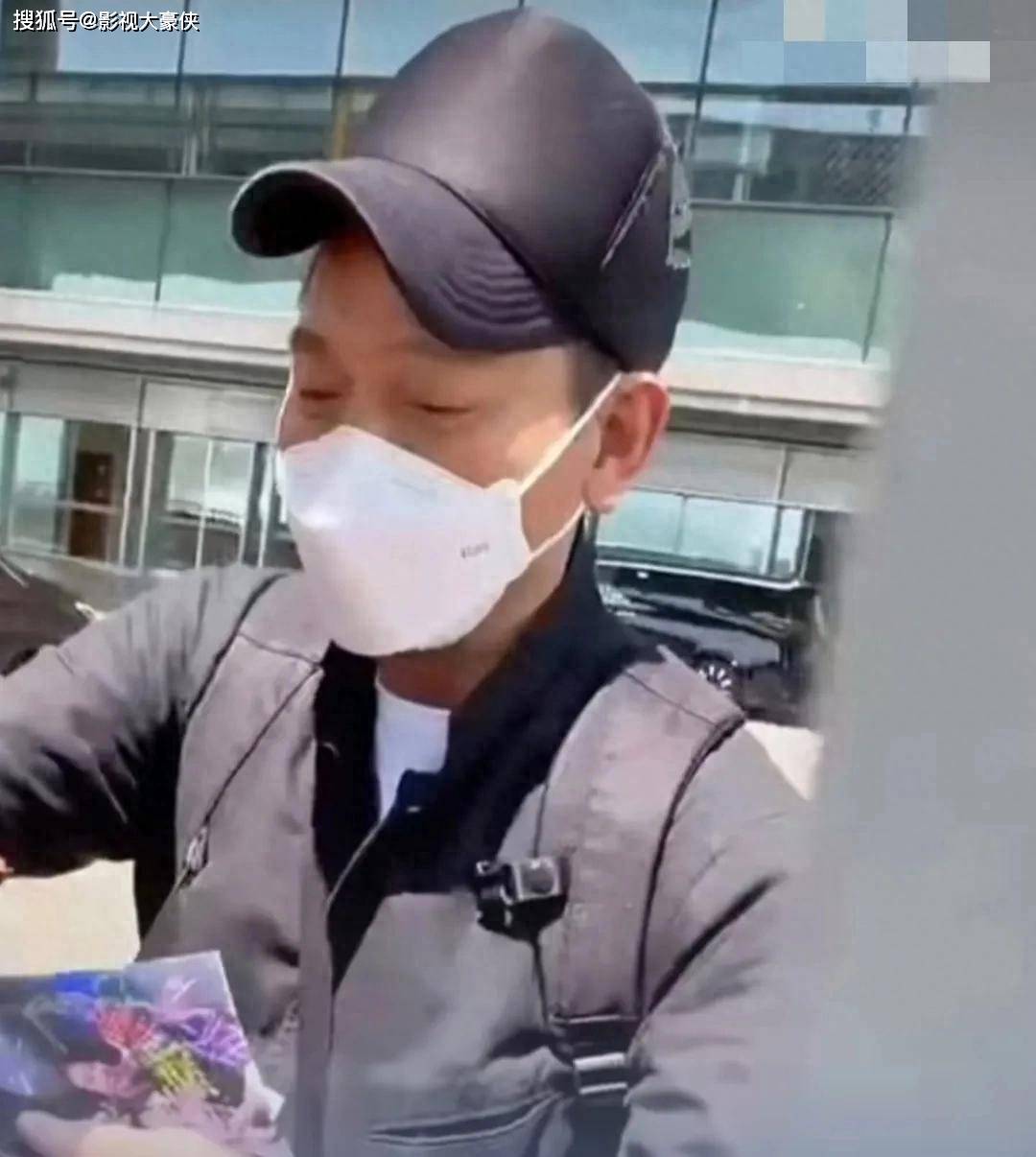 63岁刘德华现身北京，打扮朴素走路像小老头，隔着栏杆给粉丝签名
