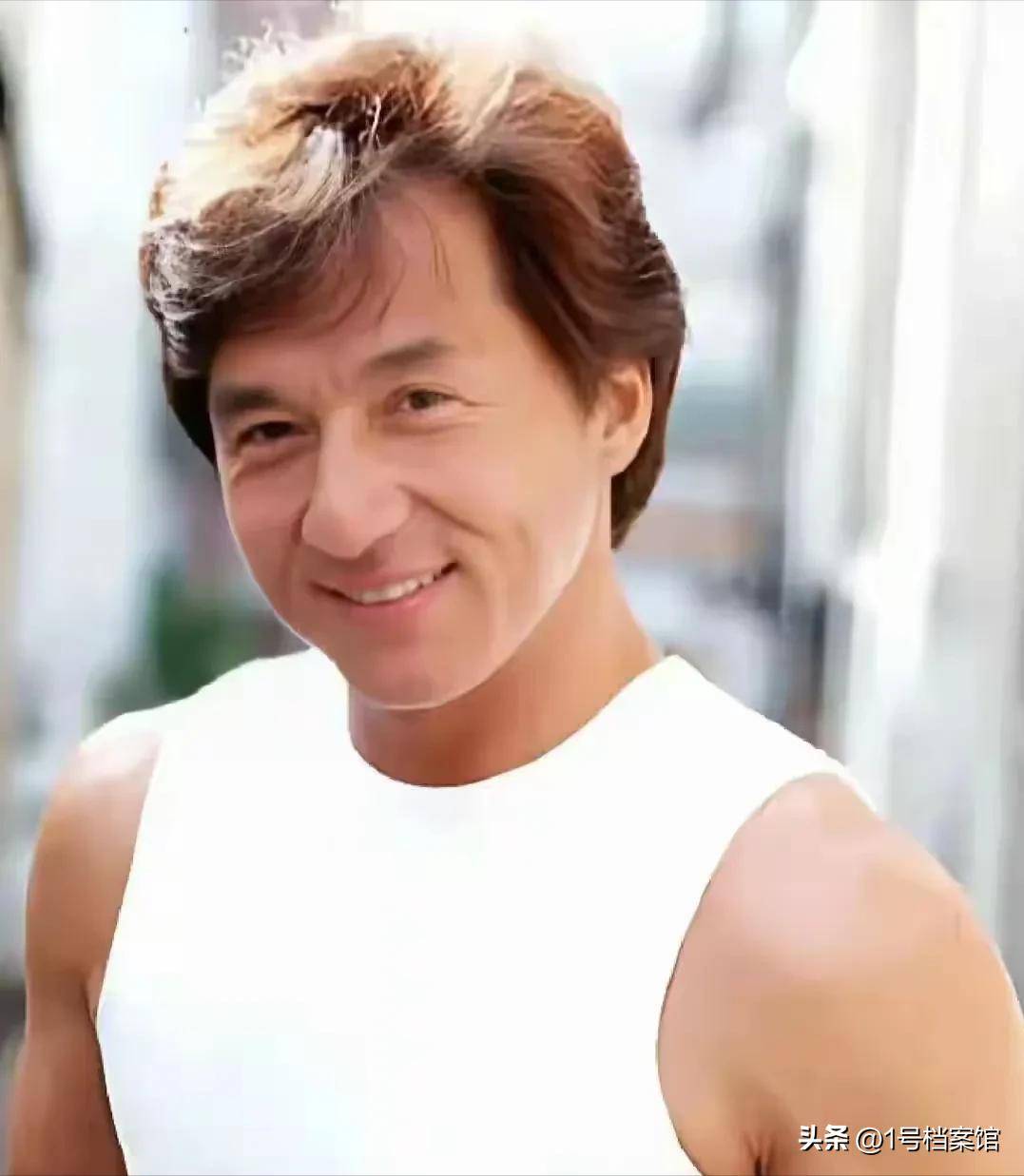 成龙现身音乐会，71岁像90岁，老态明显，一代功夫巨星终将老去