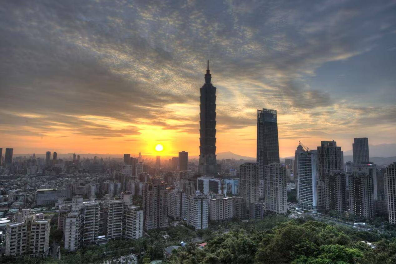 赖清德对大陆称呼变了，台军打响“第一枪”，解放军大军集结，信号强烈