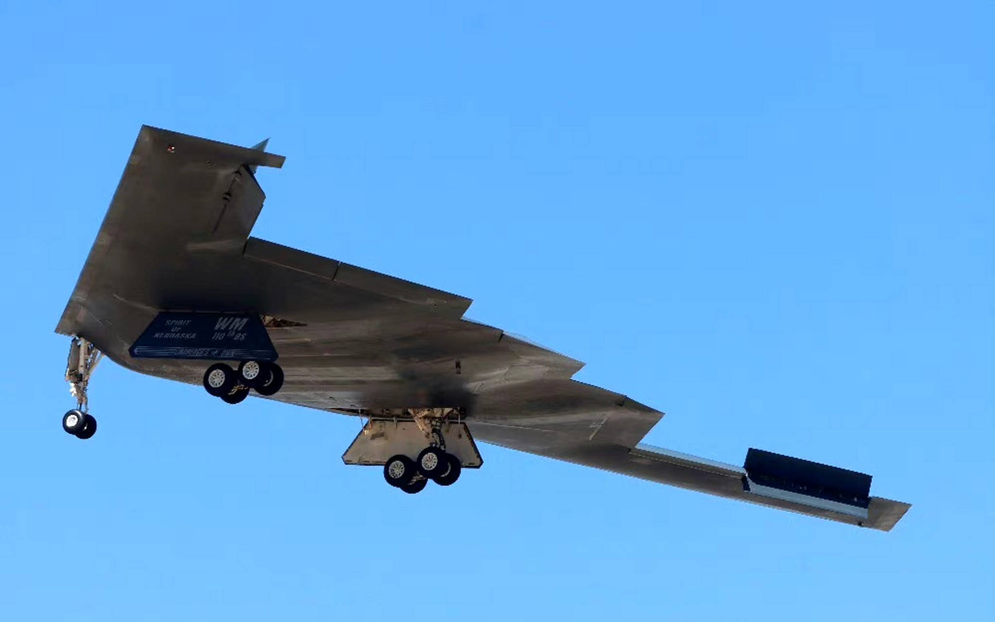 B-2隐轰猛突袭，红海GPS信号就被干扰：导弹扑向美军5万吨补给舰​​
