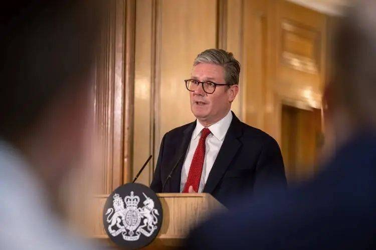 英国突然反悔？斯塔默迅速改变主意，基辅除了投降已别无选择
