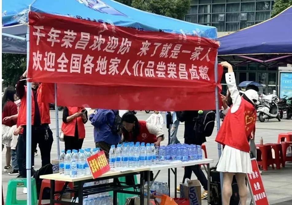 35万人挤爆的荣昌，成了五一最大赢家