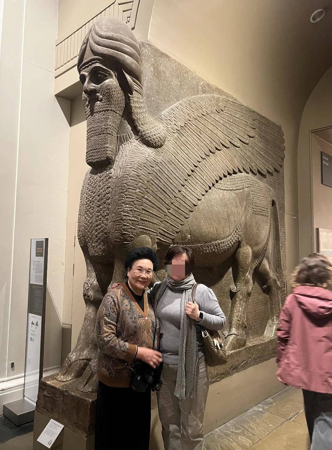 伊能静五一带婆婆女儿英国度假，生图素颜脸暗沉，百万护肤没白花