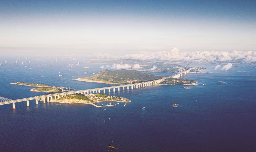 距台湾仅126公里！这座花百亿，四万人修建的大桥有何战略价值？