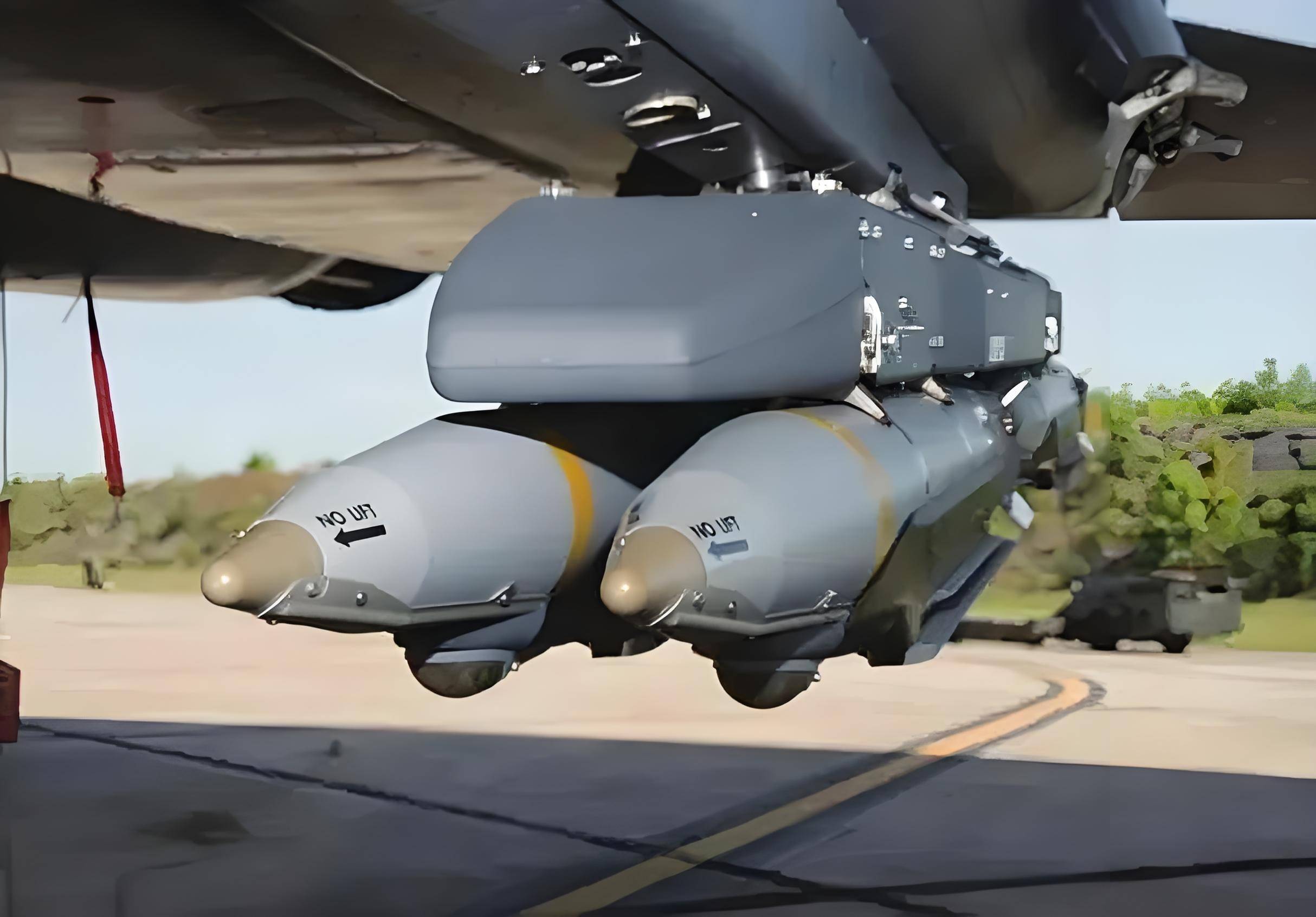 B-2首次在实战中投放GBU-57巨型钻地弹打击也门，毁灭力巨大