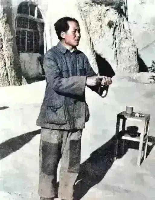 内衣泪目！破衣烂衫和纽扣颜色迥异也难掩主席的英气睿智和雄才大