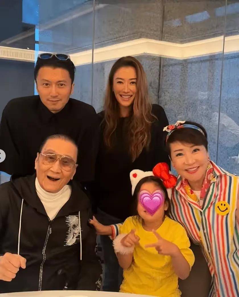 谢婷婷二胎临近生产，晒孕肚曝性别，小8岁白人男友是高管