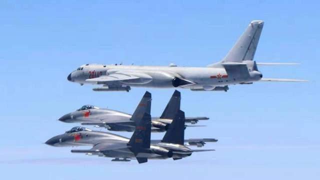 黄岩岛上空，7架敌机逼近，我军歼16紧急升空，1小时分出胜负
