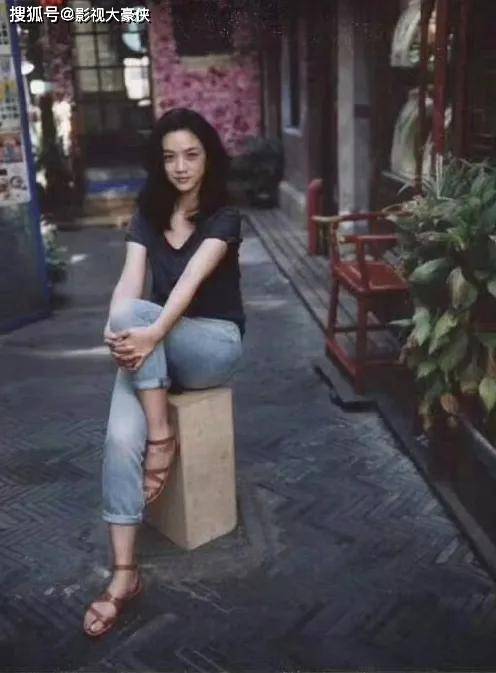 汤唯无修撕拉片刷屏：娱乐圈狂卷修图，她凭啥美翻全网？
