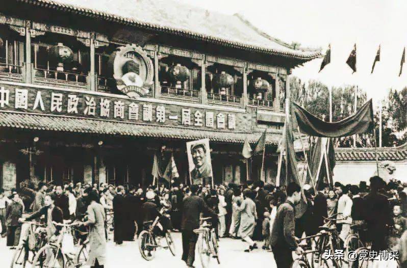 PG电子注册1949年新政协会议在怀仁堂召开梁思成独具匠心设计改造会场仅18天完成任务但坐在会场时却心生惭愧(图3)