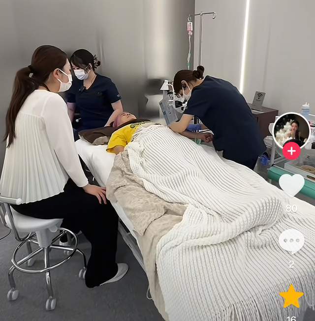 曝金龟子全家现身日本！61岁王宁脸色暗沉，躺在病床上疑做大血净