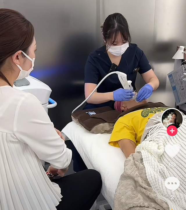 曝金龟子全家现身日本！61岁王宁脸色暗沉，躺在病床上疑做大血净