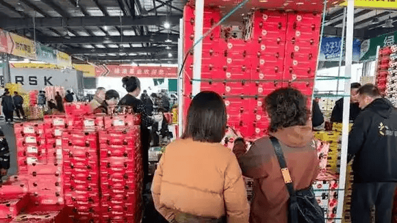 开云体育官网今年高端水果为啥纷纷降价？市场风云变幻下的价格 “跳水”(图1)