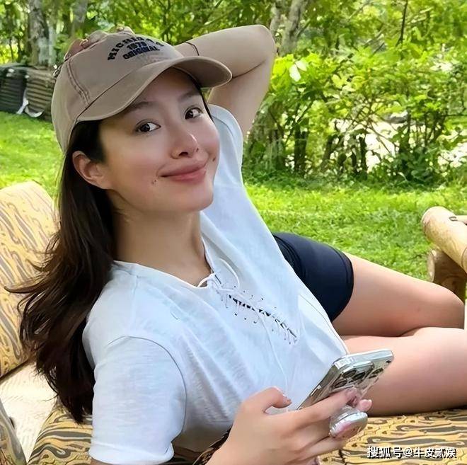 6686体育官网杨采钰母亲节晒照穿瑜伽服肚大如萝昔日金主陈金飞嫉妒了？(图3)