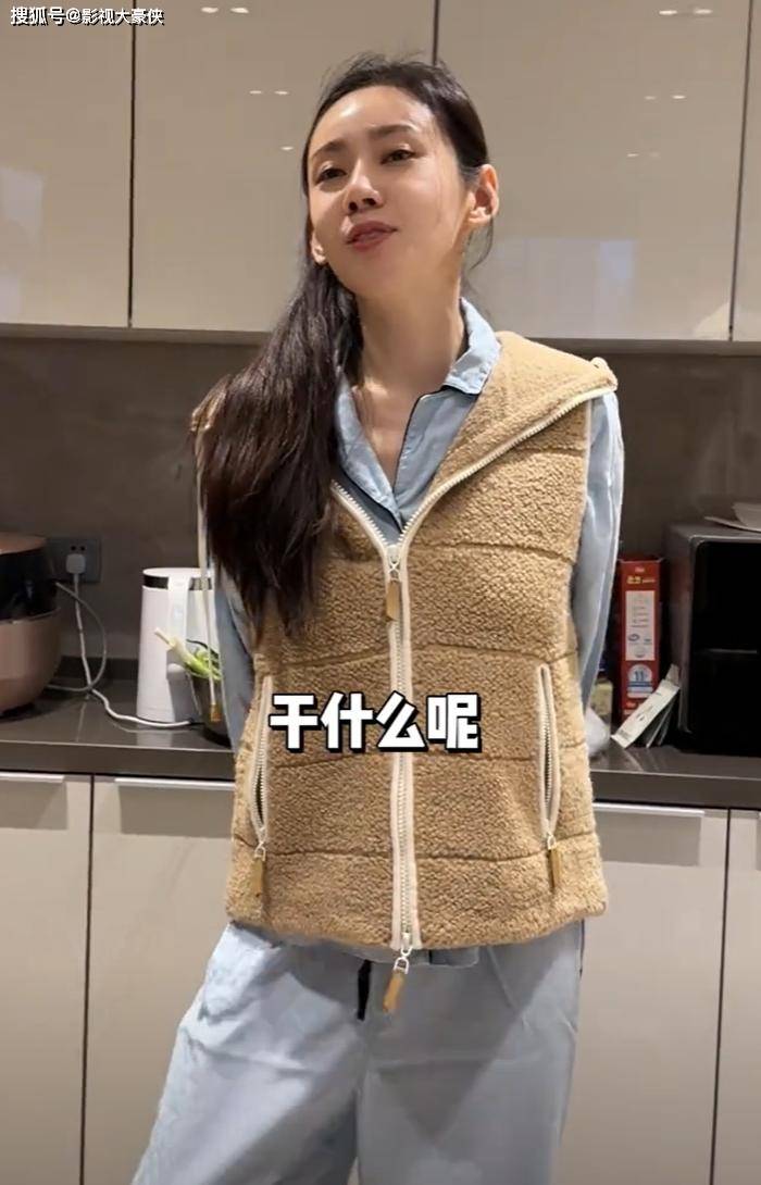 秋瓷炫与公婆共住北京大平层,与公公亲密拥抱像父女,儿子颜值抢镜