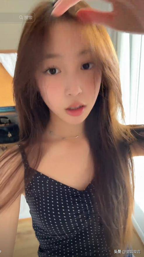 赵薇女儿晒瑞士留学视频，15岁四月穿着大胆，长相甜美但不像母亲