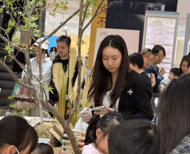 17岁森碟素颜被偶遇，暴风抽高腿长逆天，下巴矫正后颜值大逆袭
