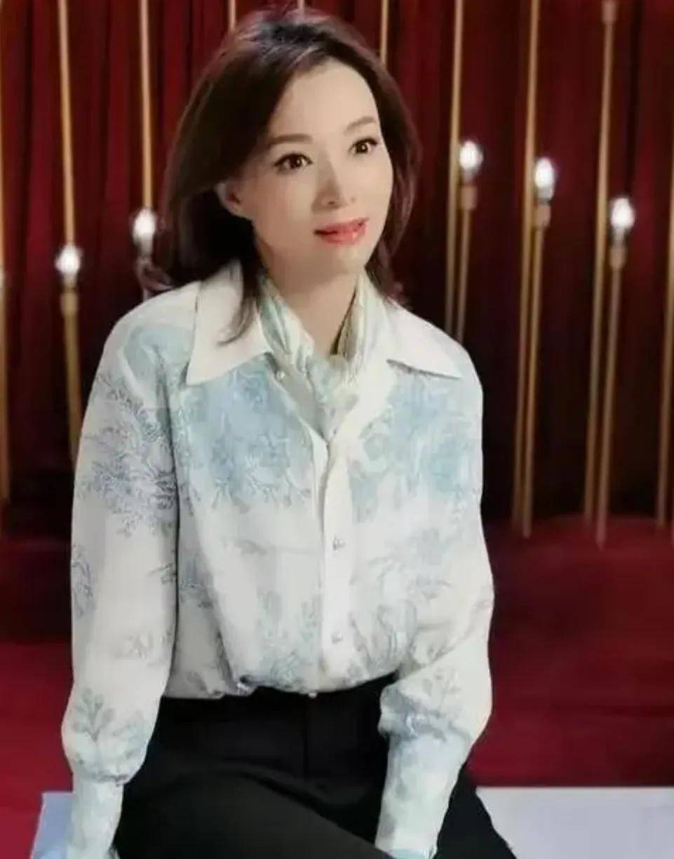 董卿穿衣搭配董卿路边吃面也如此优雅穿“风衣丝巾”美成一道靓丽的风景线