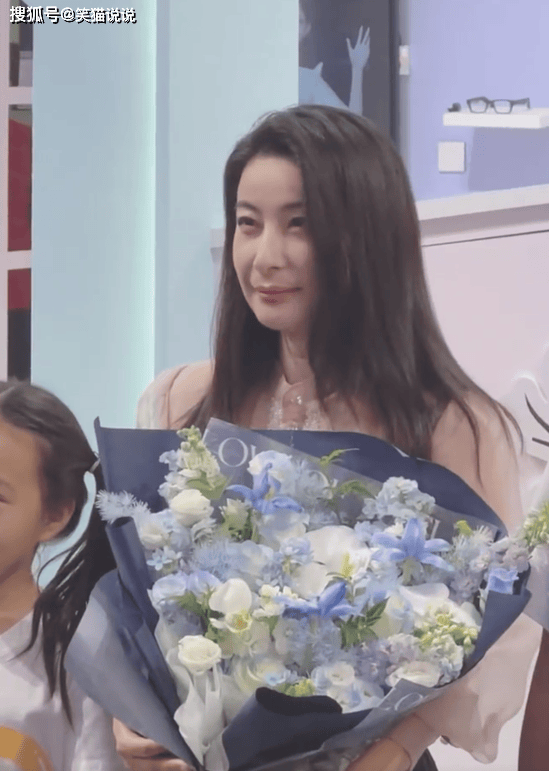 原创郭晶晶出席活动：纱衣黑裙好优雅，头发浓密气质佳