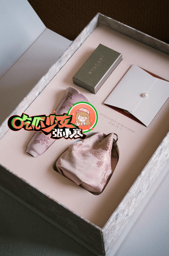 汪小菲婚礼现场！马筱梅穿秀禾喜庆，张兰穿白色旗袍，现场刮大风