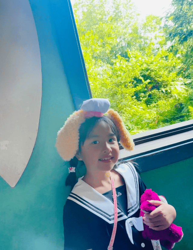 包文婧顺产生下二胎，包贝尔抱儿子笑得合不拢嘴，儿女双全超幸福