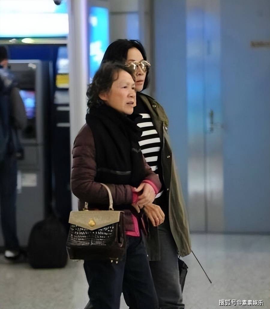 刘嘉玲回苏州参加同学会超低调：淡妆出镜不抢风头，气质仍旧超群