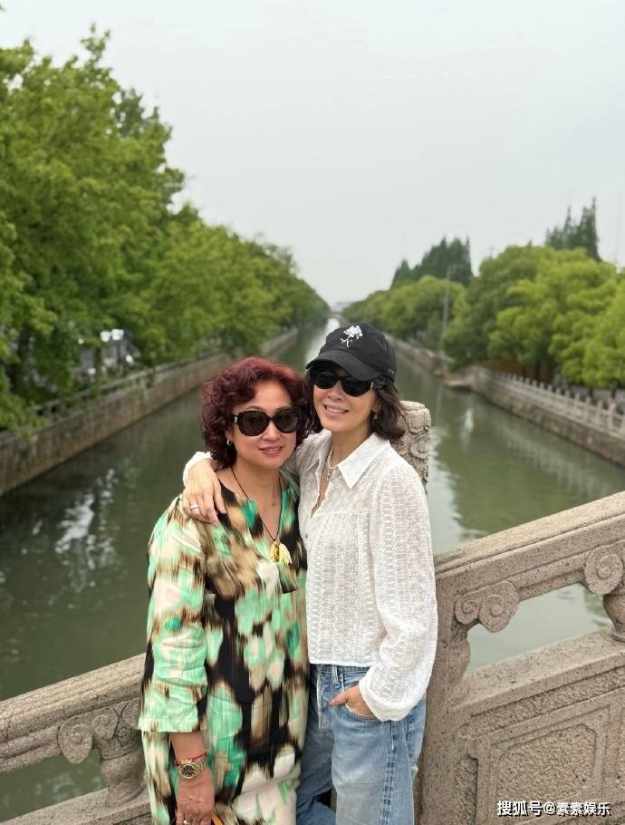 刘嘉玲回苏州参加同学会超低调：淡妆出镜不抢风头，气质仍旧超群
