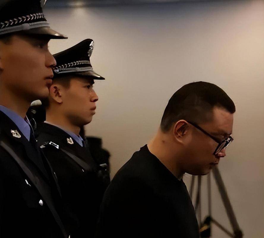 尹相杰现状：靠接商演生活，身形消瘦判若两人，和小妻子很恩爱