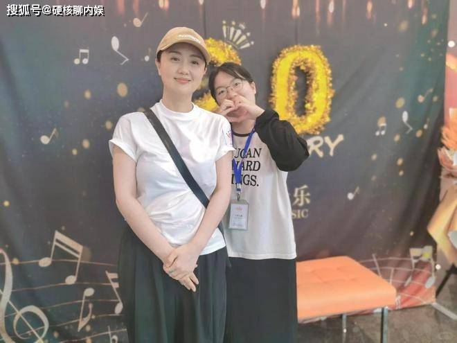 曝朱媛媛告别会：刘敏涛落泪合十，李雪健写悼词，93级同学集体悼念
