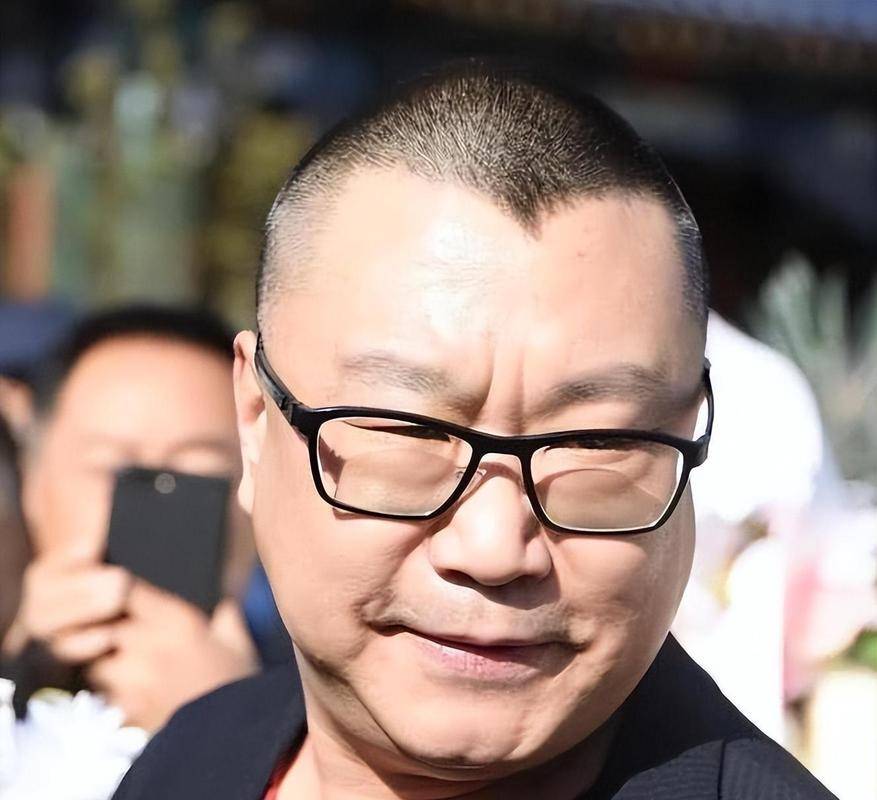 尹相杰现状：靠接商演生活，身形消瘦判若两人，和小妻子很恩爱